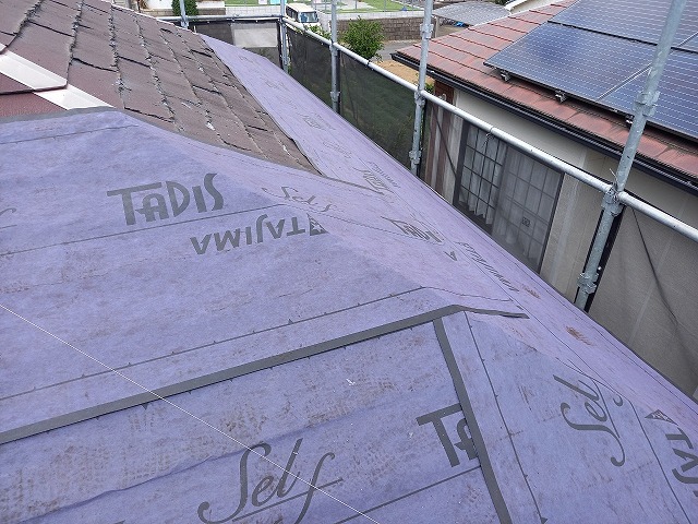 防水シート張り付け　カバー工事